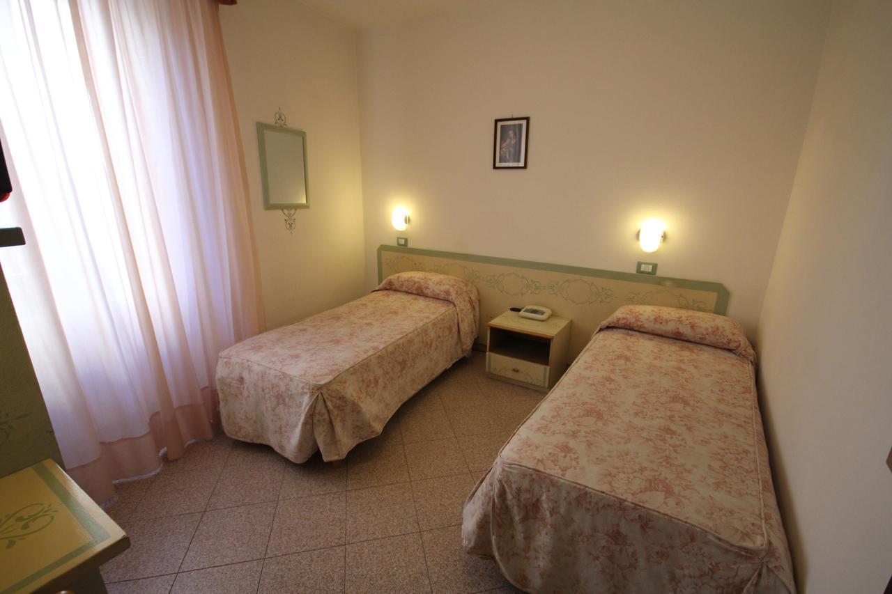Hotel Piemontese Imperia Exterior foto